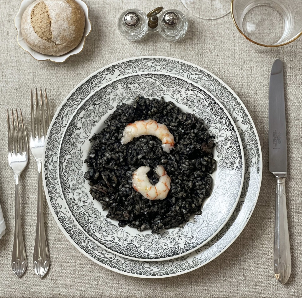 Arroz negro con calamares y gambones B/350 g Foodtropia
